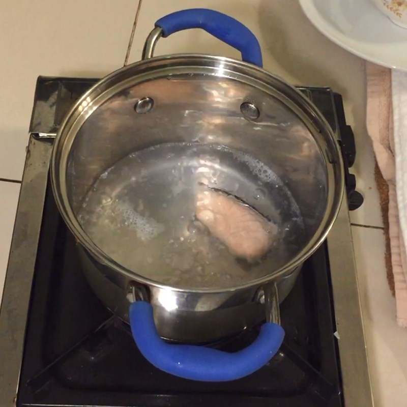 Step 2 Boil and stir-fry the fish for Salmon porridge with water spinach