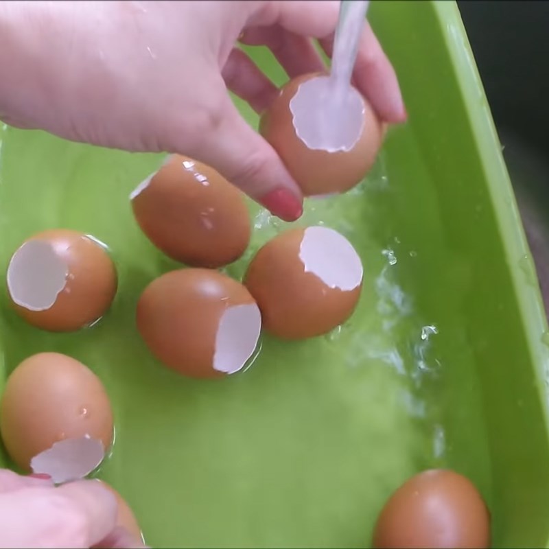 Step 1 Boil the eggshells for boiled egg jelly