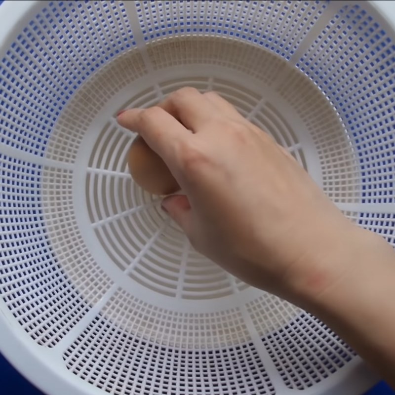 Step 1 Boil the eggshells for boiled egg jelly