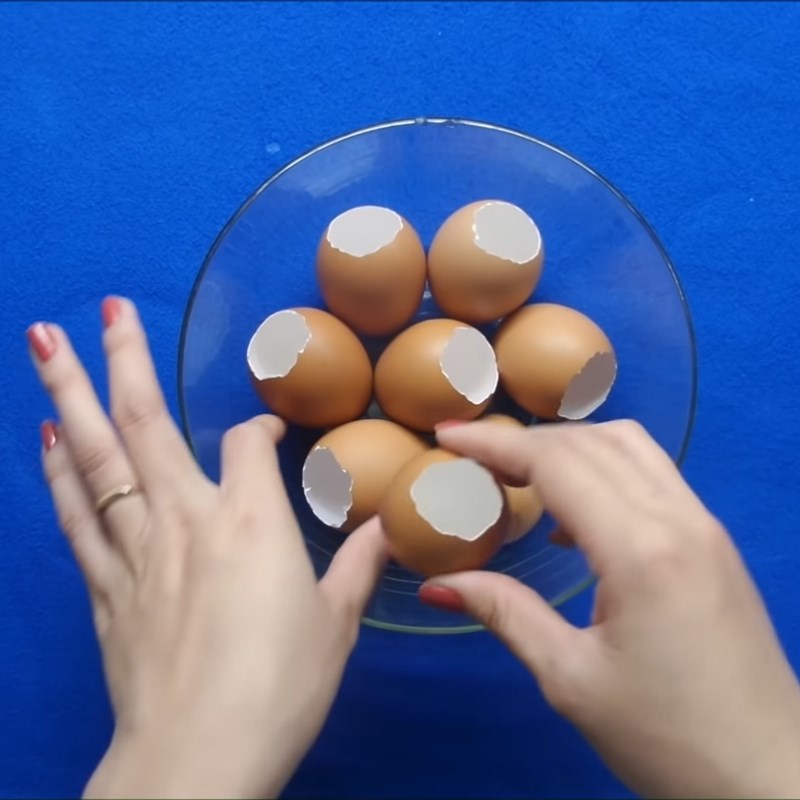 Step 1 Boil the eggshells for boiled egg jelly