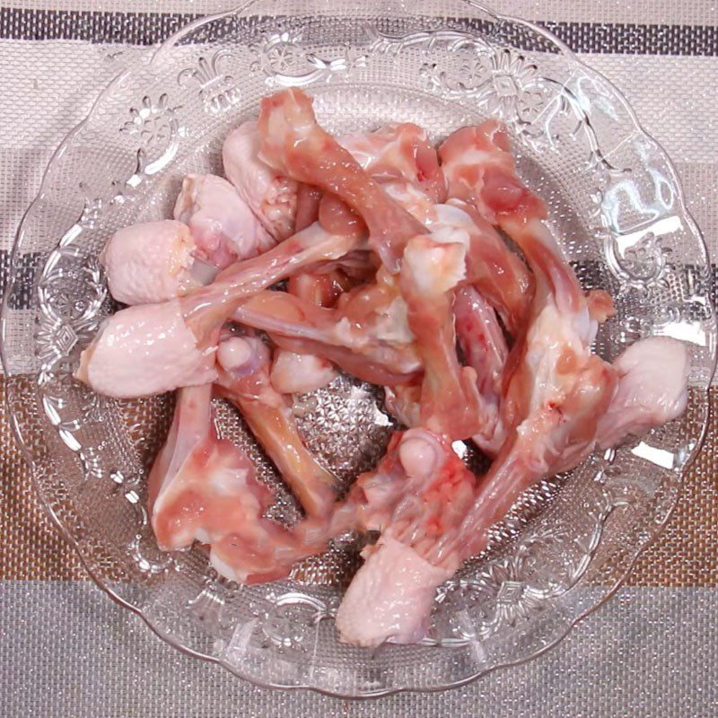 Step 1 Boil chicken bones Fish noodle soup with red tilapia
