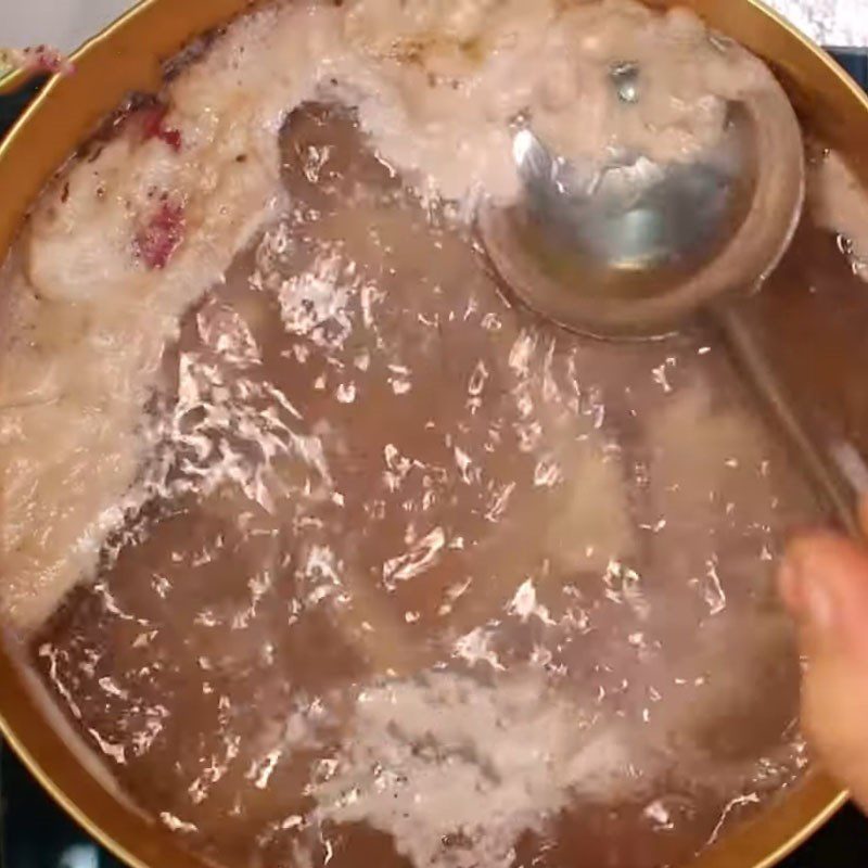 Step 1 Boil chicken bones Fish noodle soup with red tilapia