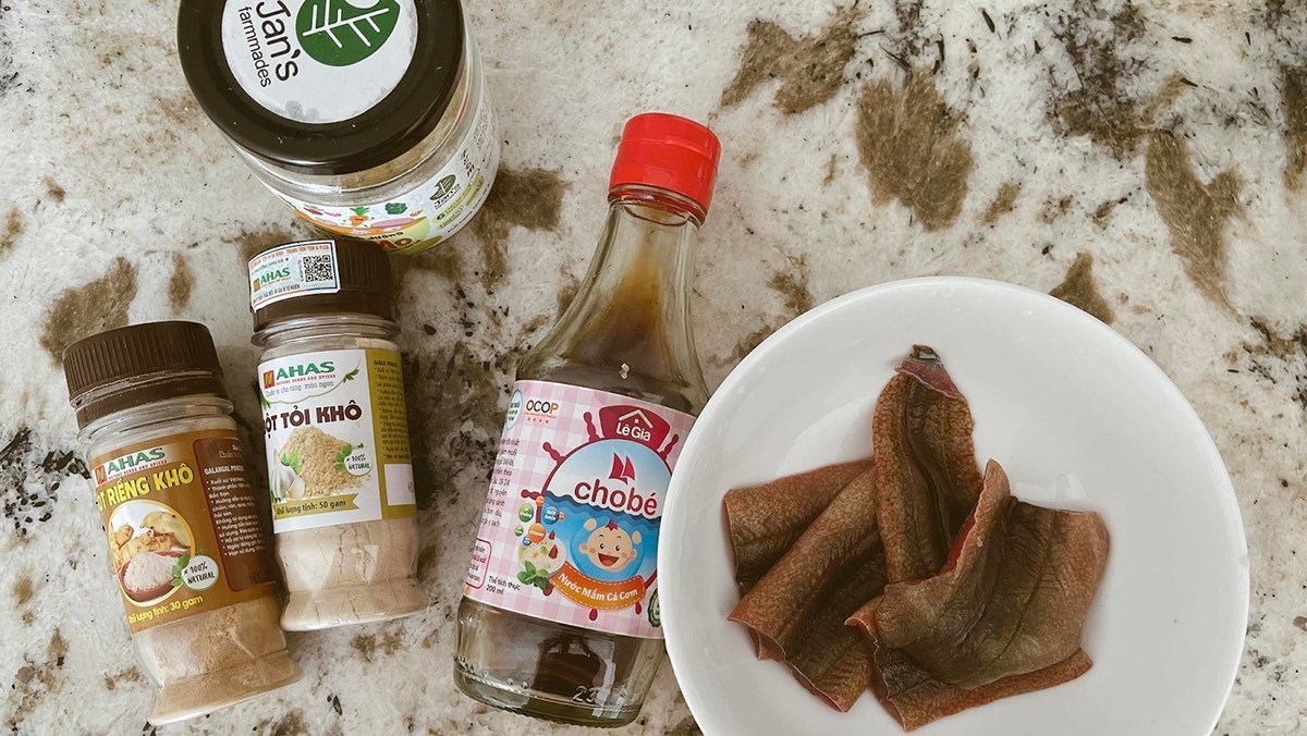 Ingredients for the dish of eel stewed in coconut water for children