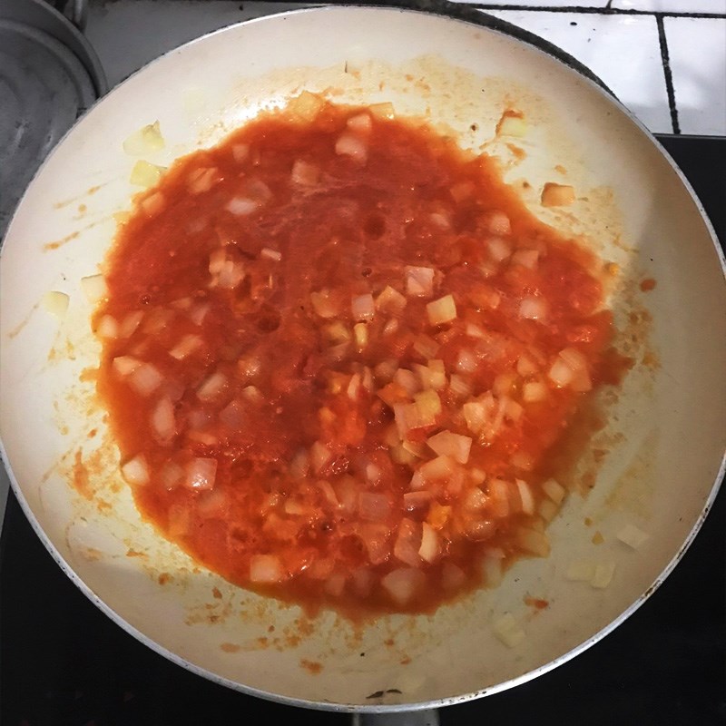 Step 4 Make spaghetti with sausage and tomato sauce Spaghetti with sausage