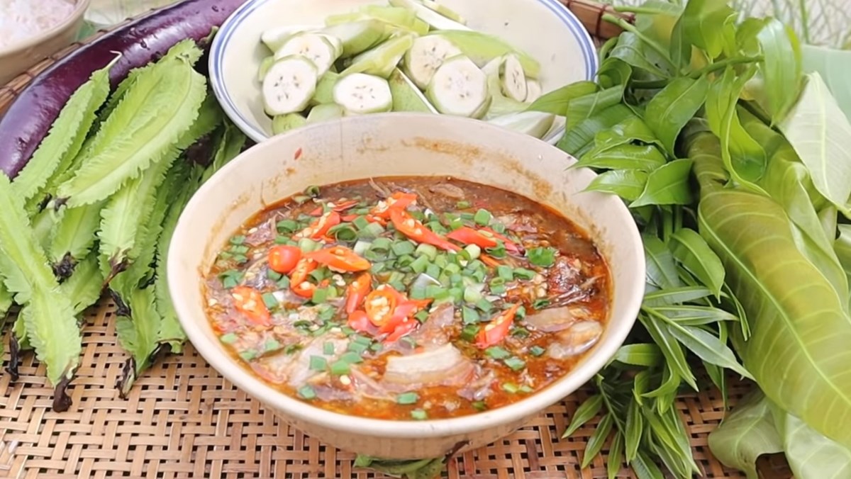Fish sauce made from chot with pork belly