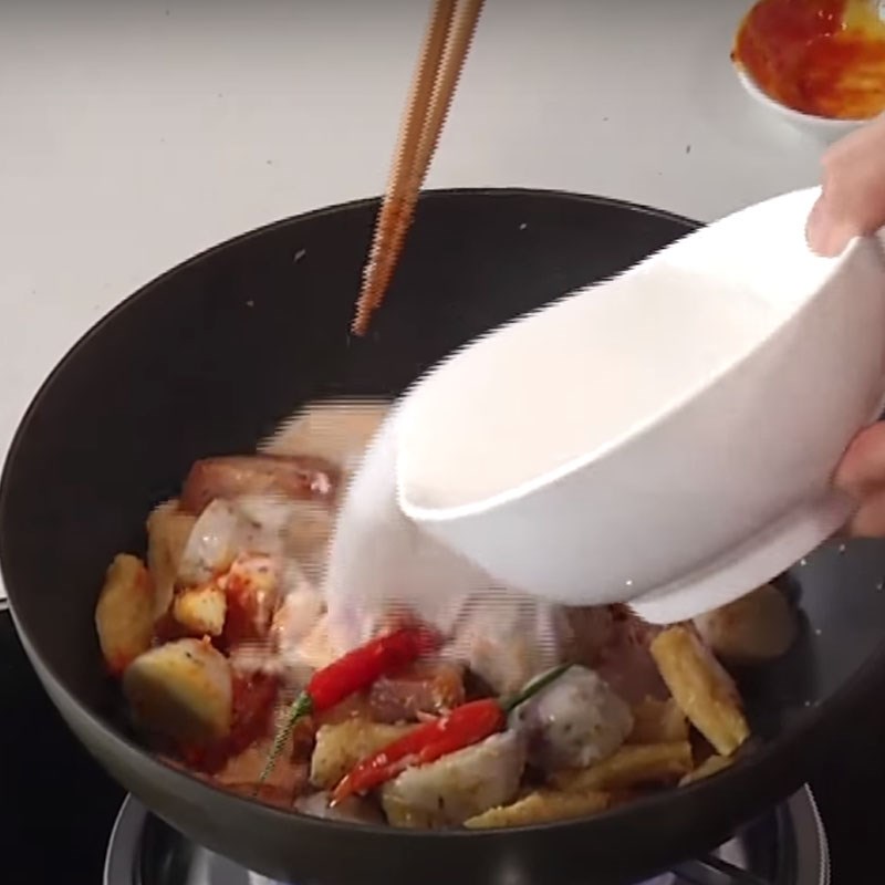 Step 3 Stewing jackfruit for young jackfruit stew with coconut milk