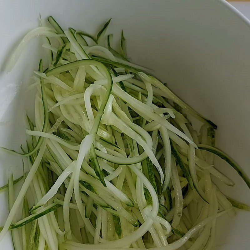Step 4 Mixing the noodles for Chicken Shredded Noodles with Cucumber