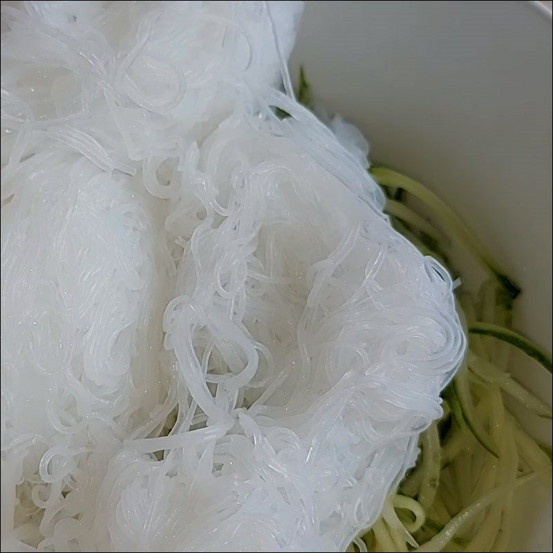 Step 4 Mixing the noodles for Chicken Shredded Noodles with Cucumber