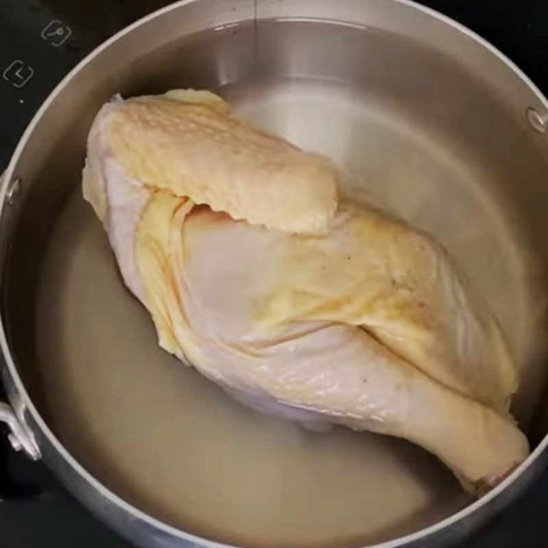 Step 2 Boil and shred the chicken for Vermicelli mixed with shredded chicken and cucumber