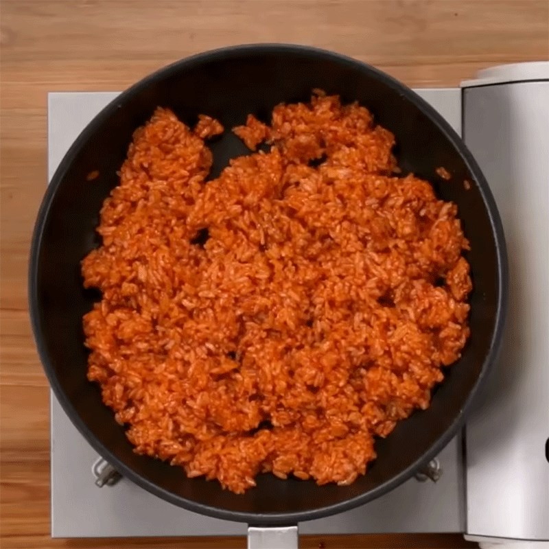 Step 3 Frying Kimbap rice with spicy minced meat