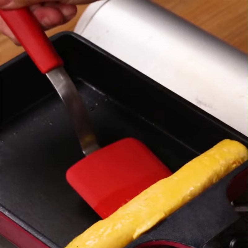 Step 2 Frying Kimbap eggs with spicy minced meat