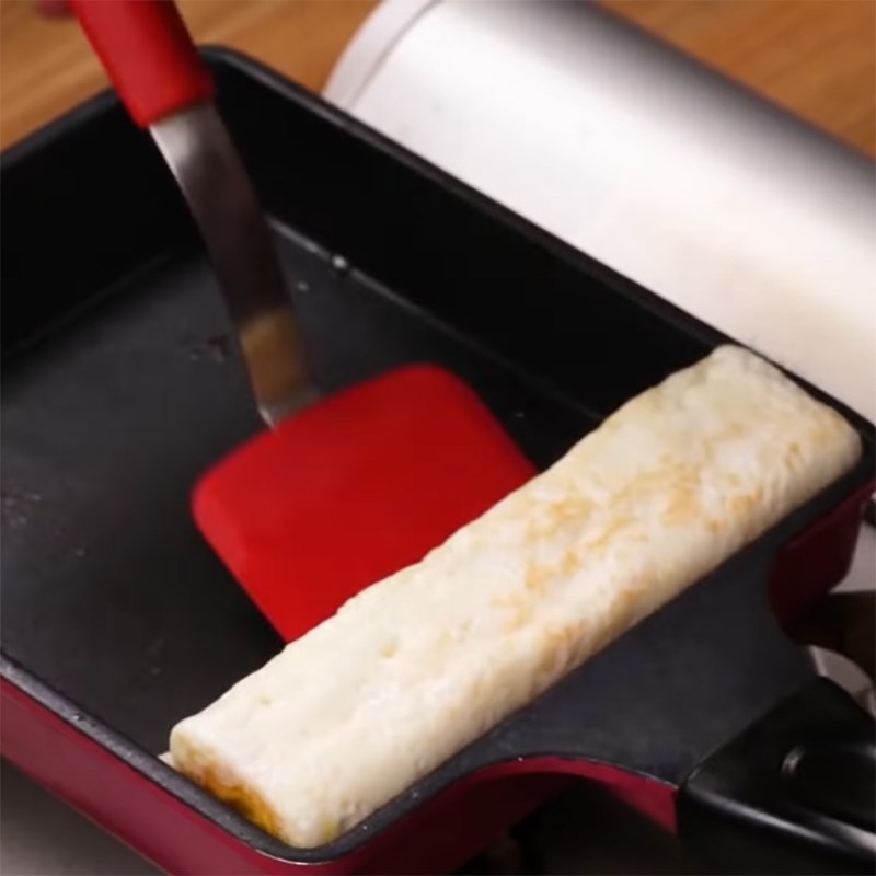 Step 2 Frying Kimbap eggs with spicy minced meat