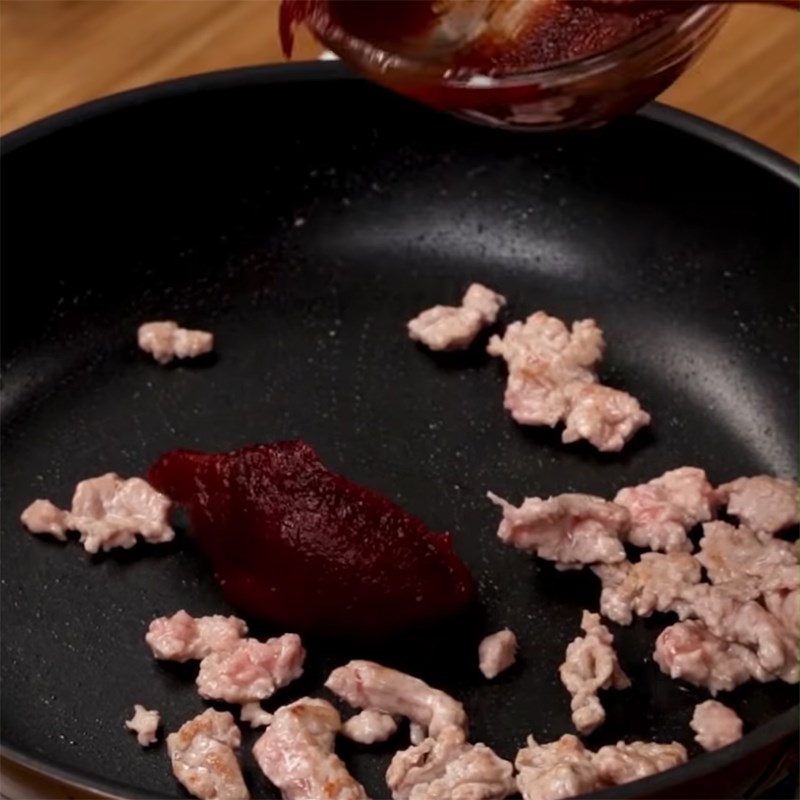 Step 3 Frying Kimbap rice with spicy minced meat