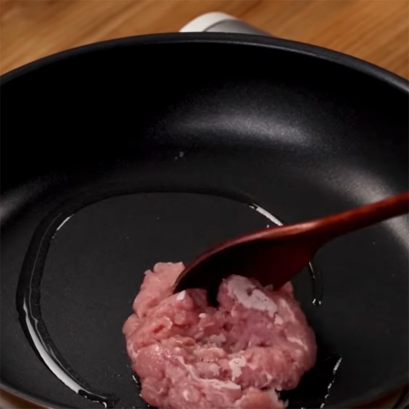 Step 3 Frying Kimbap rice with spicy minced meat