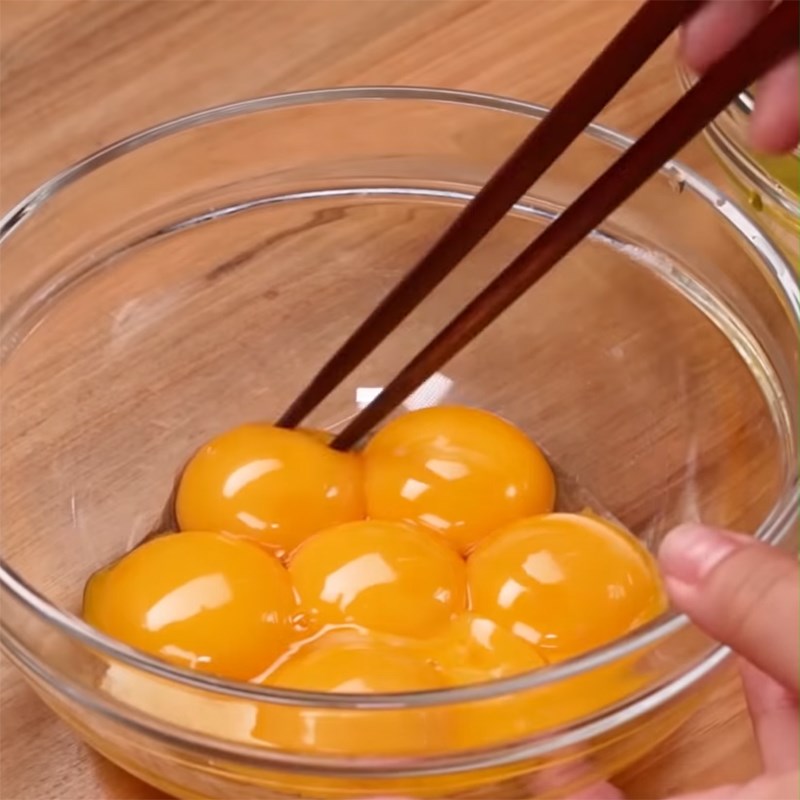 Step 1 Beat the eggs for spicy fried egg kimbap