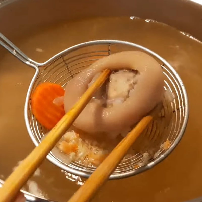 Step 5 Cooking bánh canh Crab bánh canh with pork leg