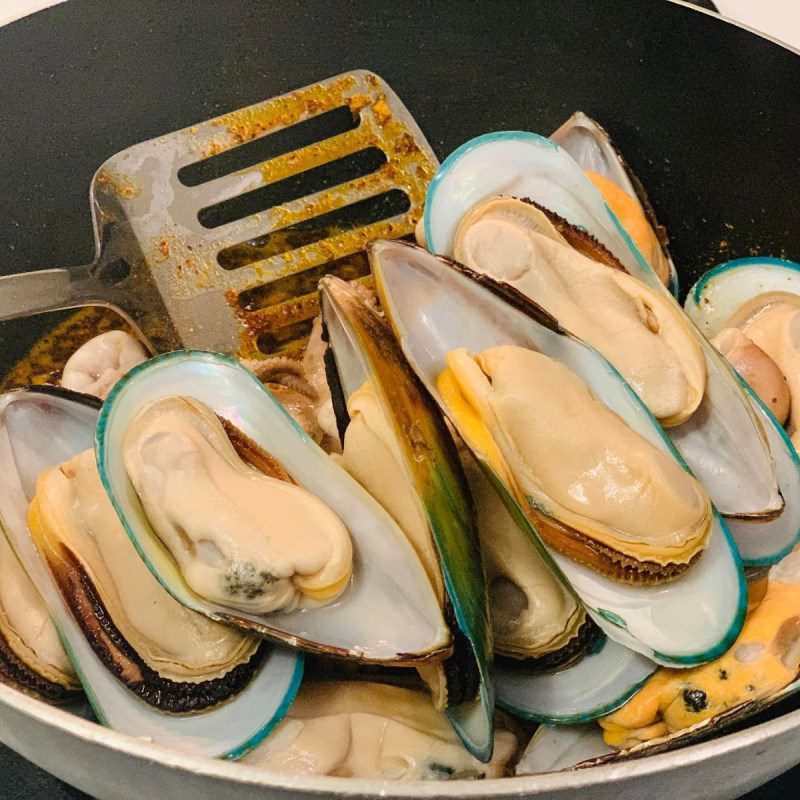 Step 2 Cook seafood curry (recipe shared by users)