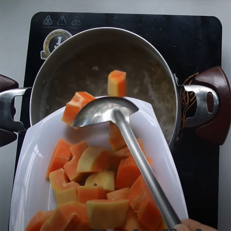 Step 3 Cook the soup Ground pork papaya soup