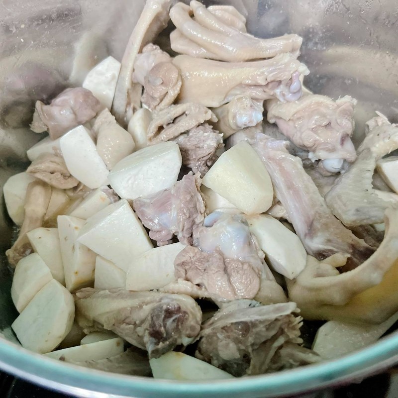 Step 3 Cook the soup for Duck with taro