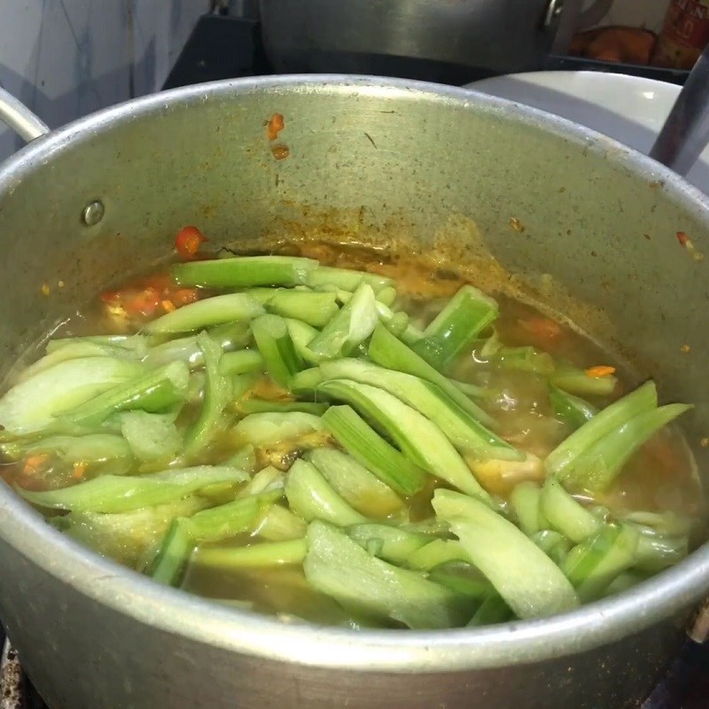 Step 4 Cooking soup Beef fish cooking sour soup