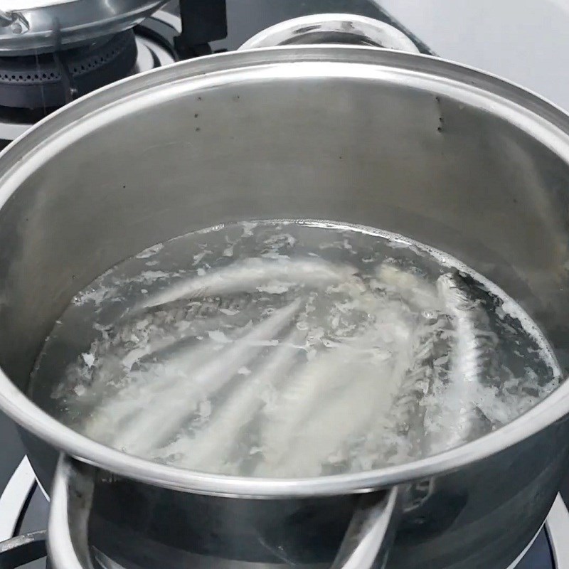 Step 3 Cooking the soup Sour eel soup with lotus flowers
