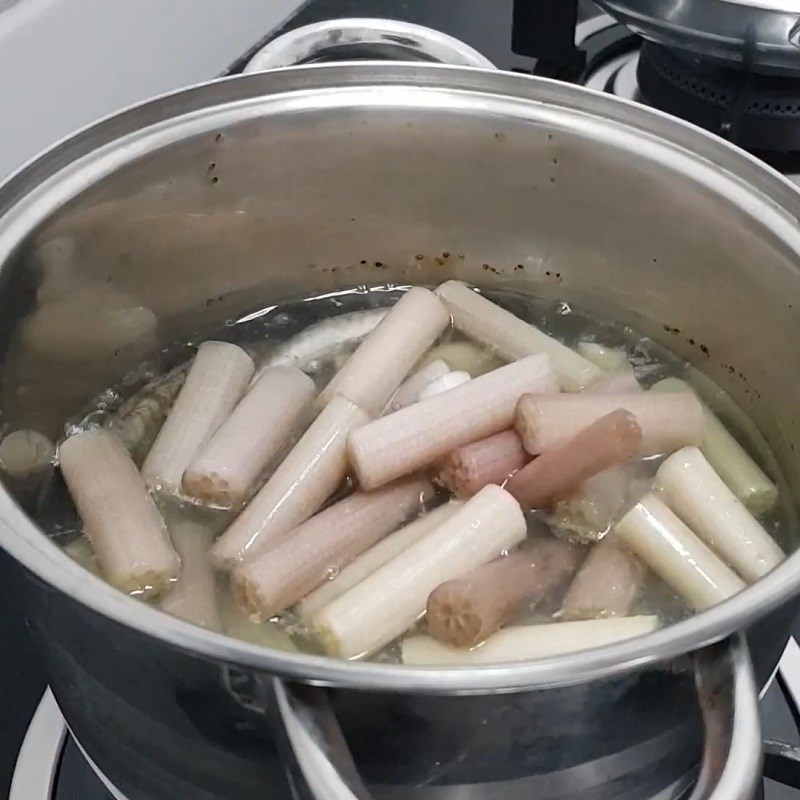 Step 3 Cooking the soup Sour eel soup with lotus flowers