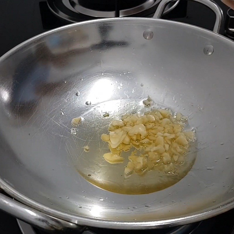 Step 3 Cooking the soup Sour eel soup with lotus flowers