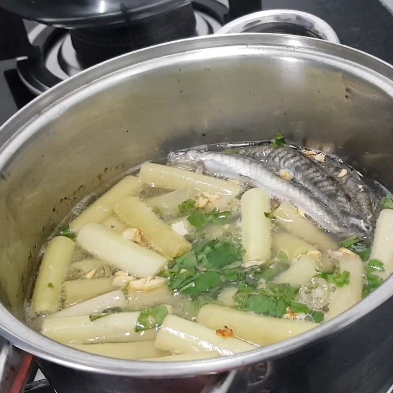 Step 3 Cooking the soup Sour eel soup with lotus flowers