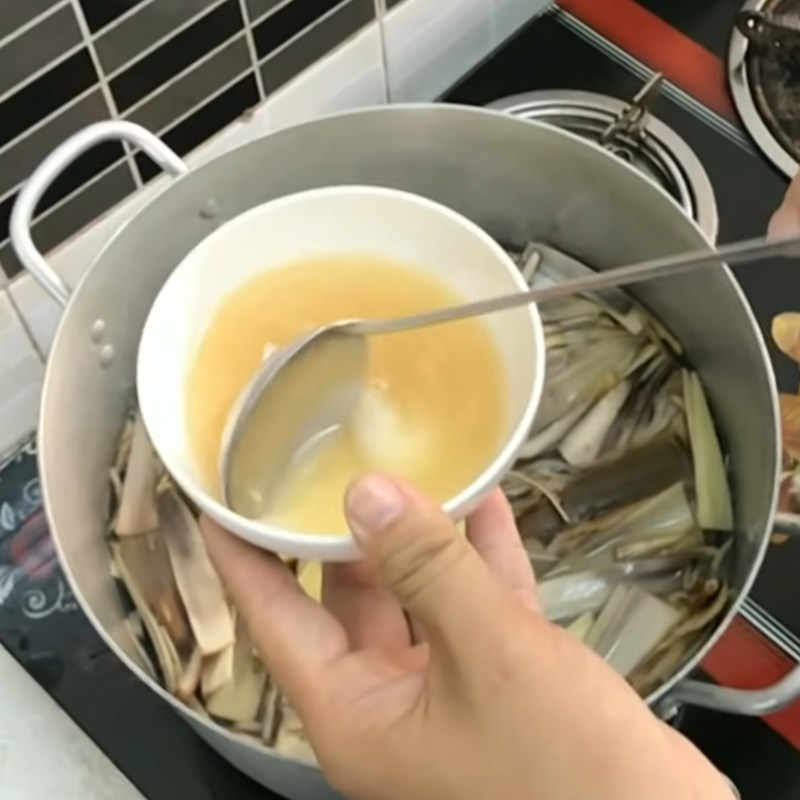 Step 3 Cooking soup Dried stingray cooked sour soup with okra