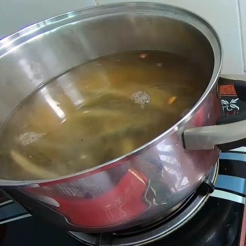 Step 3 Cooking soup Sour soup with snakehead fish and water lily flowers