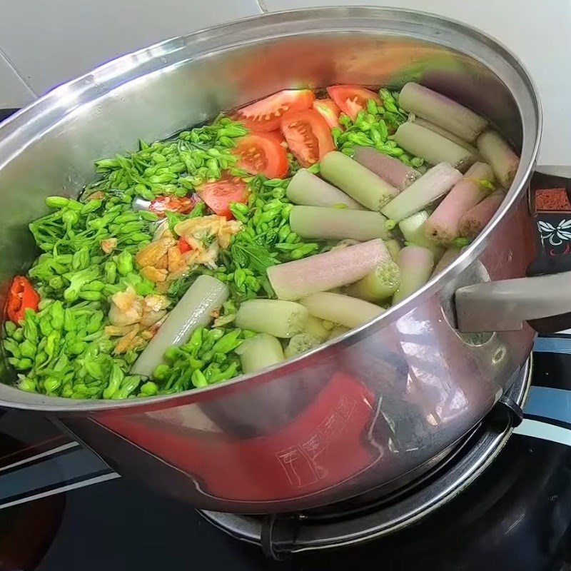 Step 3 Cooking soup Sour soup with snakehead fish and water lily flowers