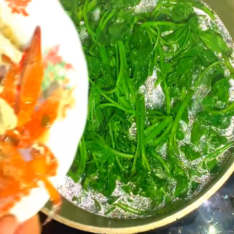 Step 3 Cook the soup of crab with water spinach