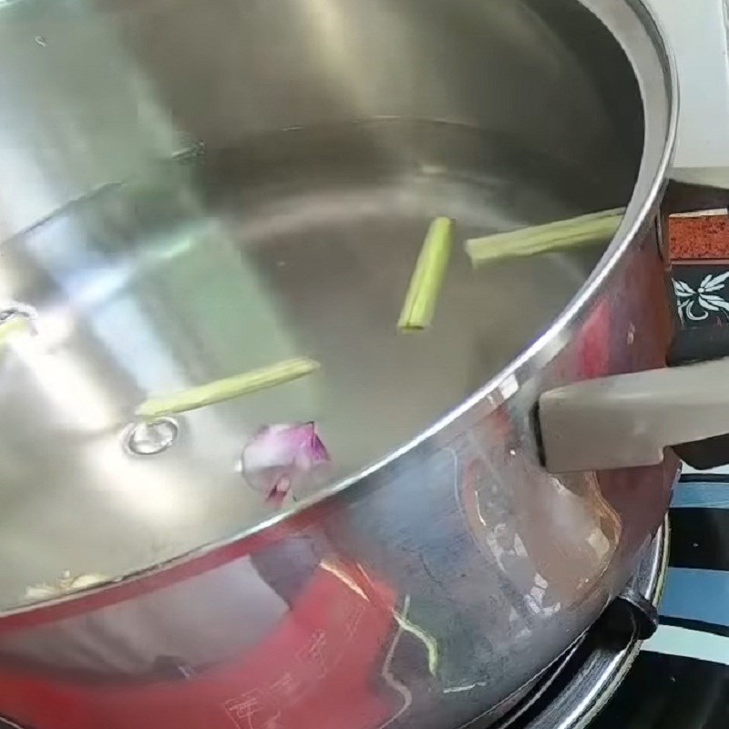 Step 3 Cooking soup Sour soup with snakehead fish and water lily flowers