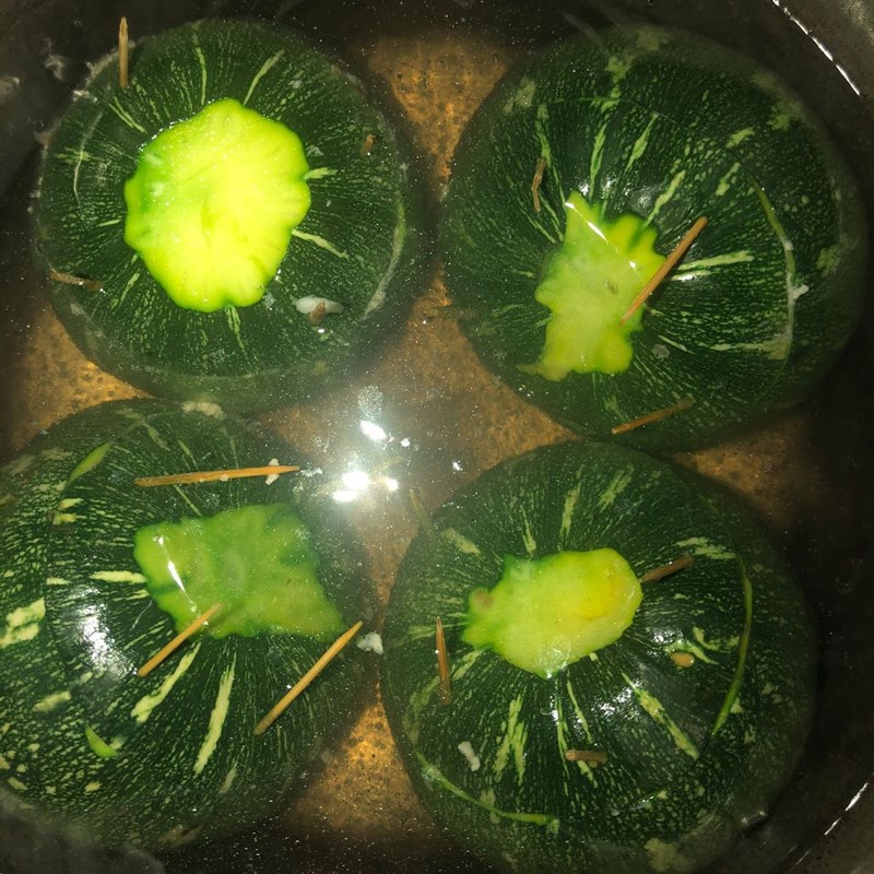 Step 5 Cook the soup Green skin pumpkin soup stuffed with meat