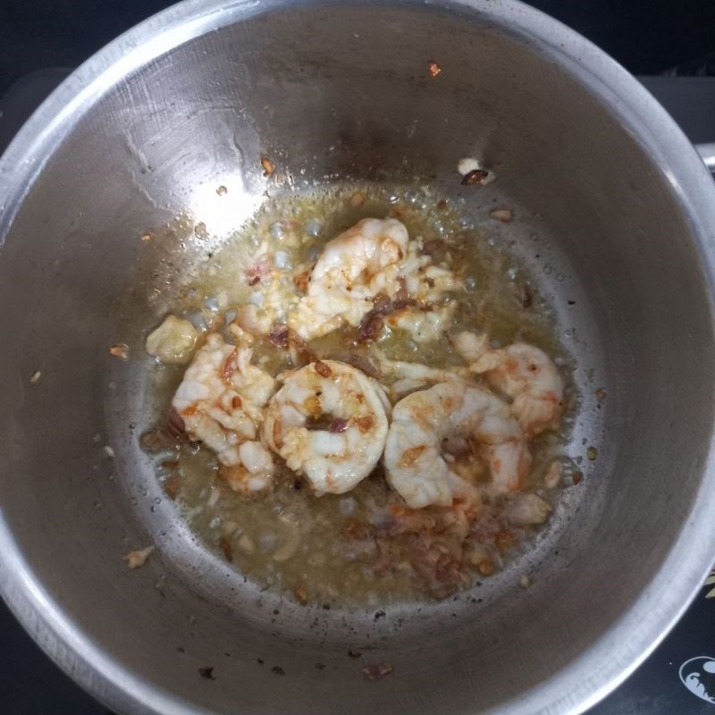 Step 2 Cooking soup Fresh shrimp broccoli soup