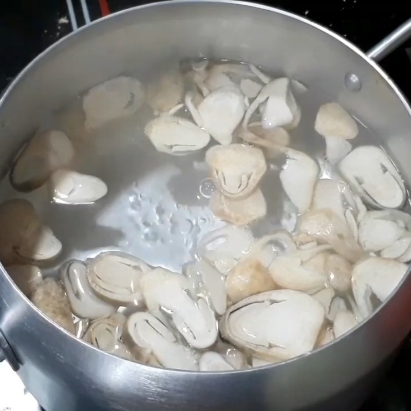 Step 2 Cook the soup for vegetarian bitter melon soup with straw mushrooms and tofu