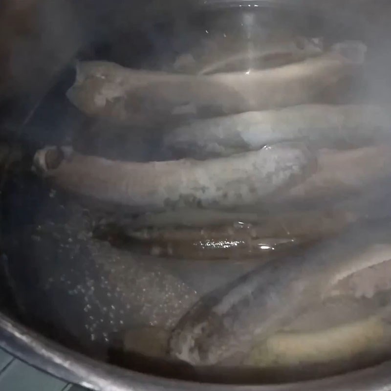 Step 3 Cooking Eel Sour Soup