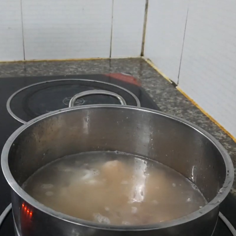 Step 3 Cook the soup Seaweed soup with shrimp and squid
