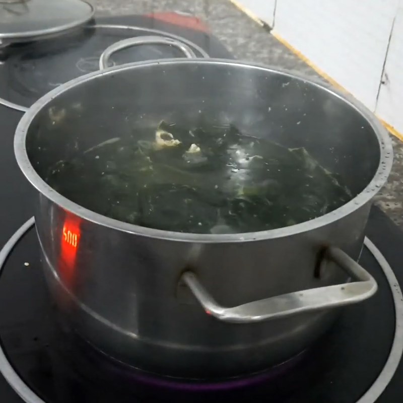 Step 3 Cook the soup Seaweed soup with shrimp and squid