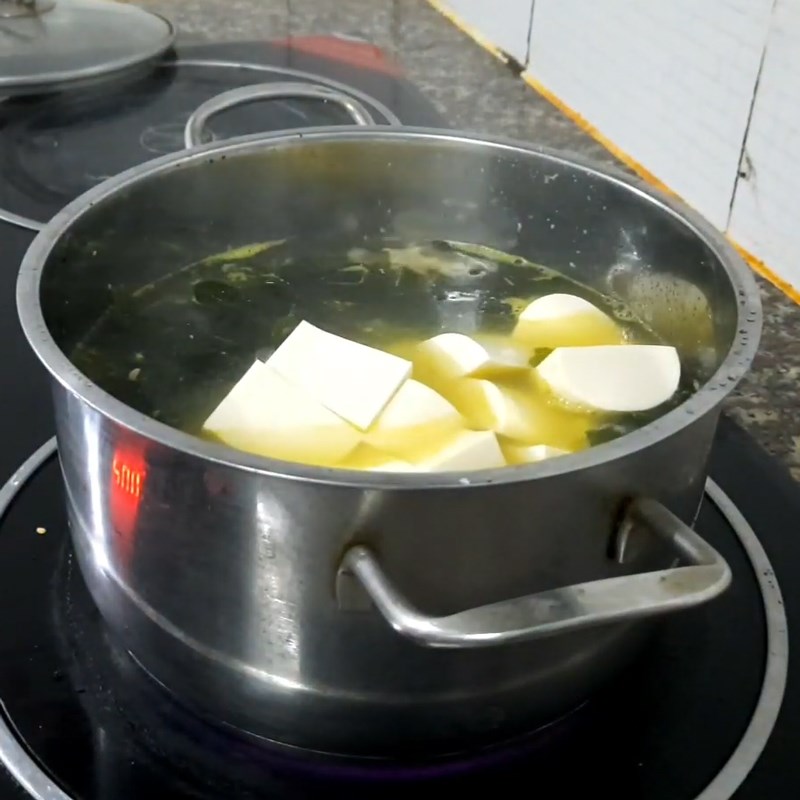 Step 3 Cooking Seaweed Soup with Shrimp and Squid