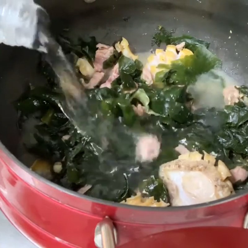 Step 3 Cook the soup for Abalone Seaweed Soup