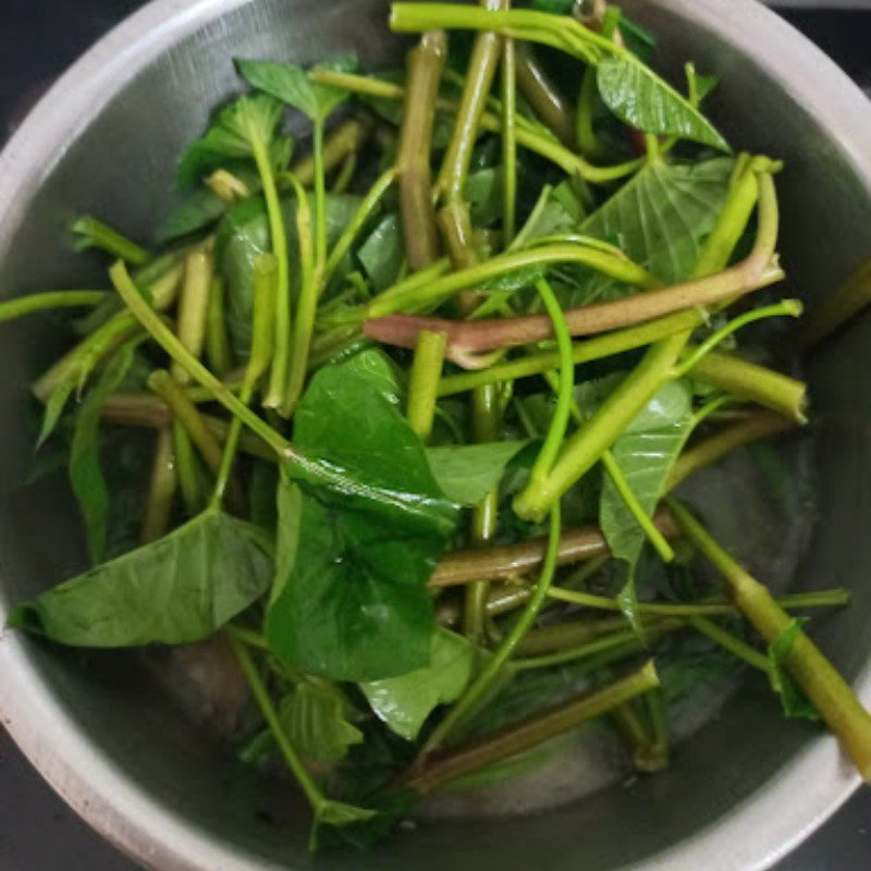 Step 2 Cooking fresh shrimp water spinach soup