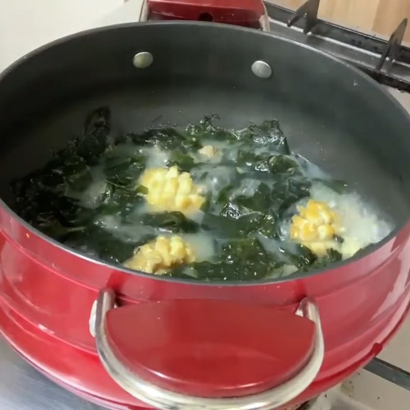 Step 3 Cook the soup for Abalone Seaweed Soup