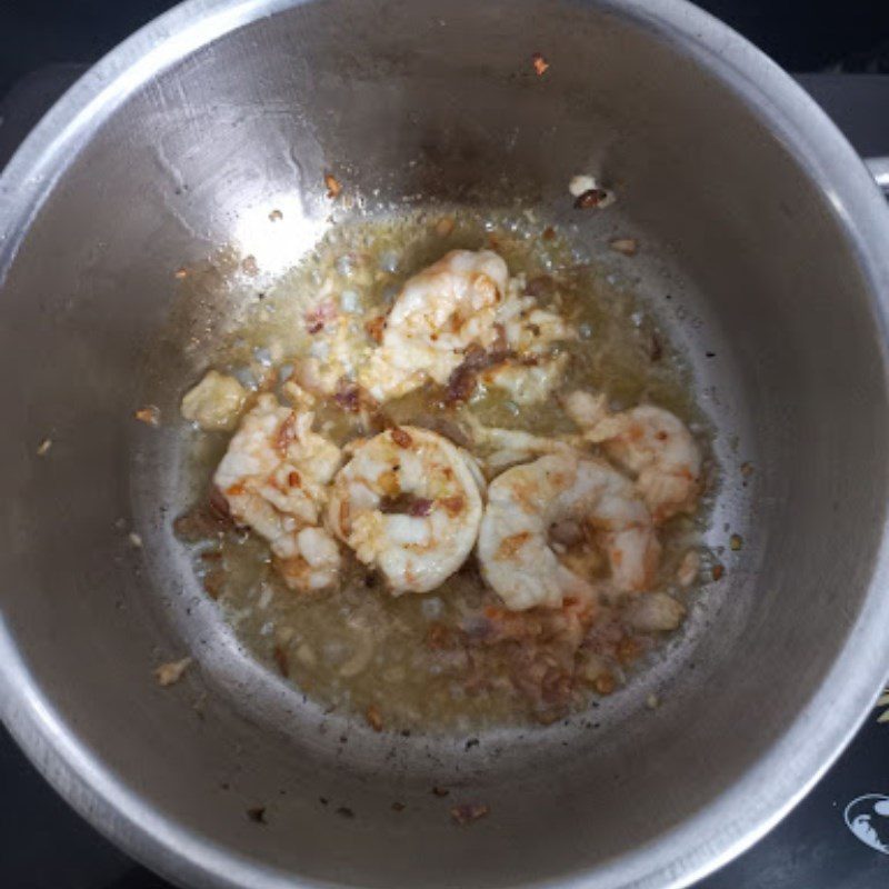 Step 2 Cook the soup for fresh shrimp water spinach soup