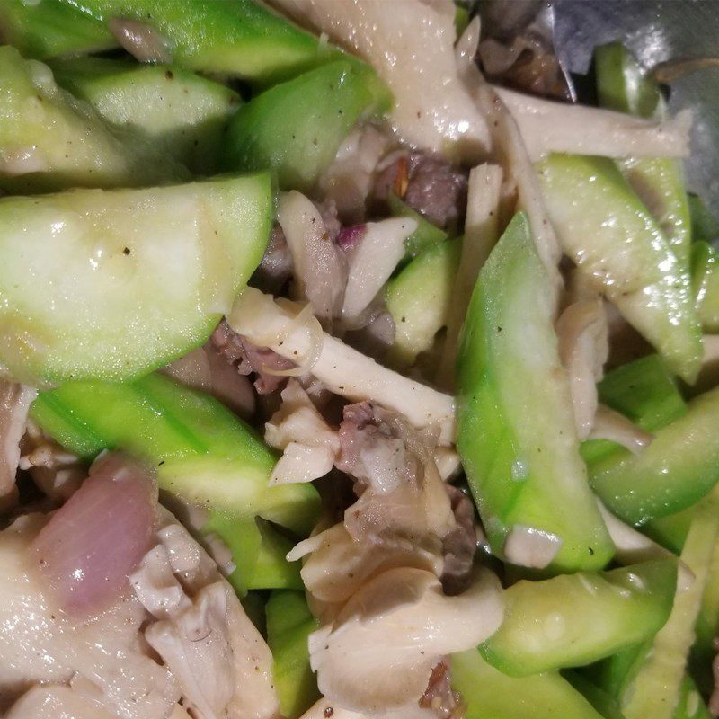 Step 3 Cook the soup for Bottle Gourd Soup with Beef and Oyster Mushroom