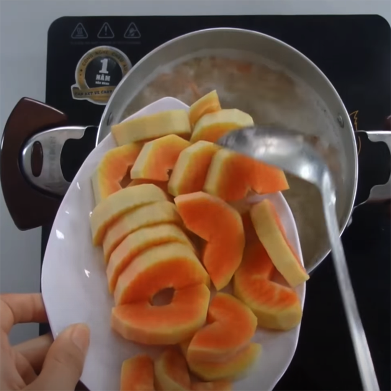 Step 3 Cooking soup Papaya soup with shrimp