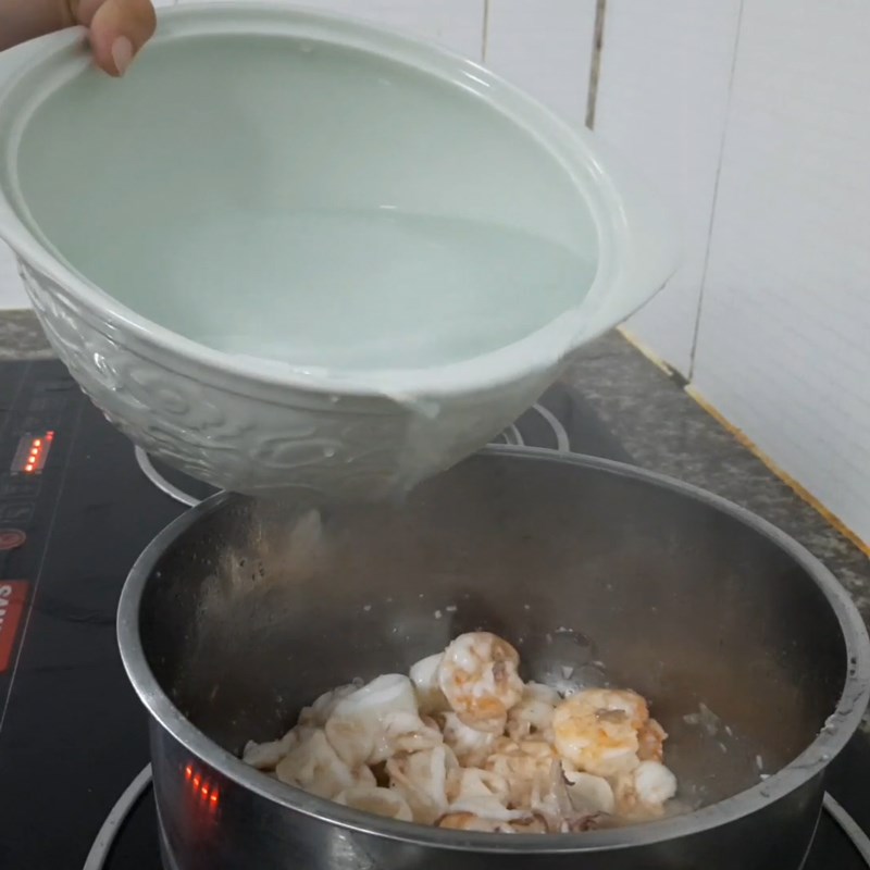 Step 3 Cook the soup Seaweed soup with shrimp and squid