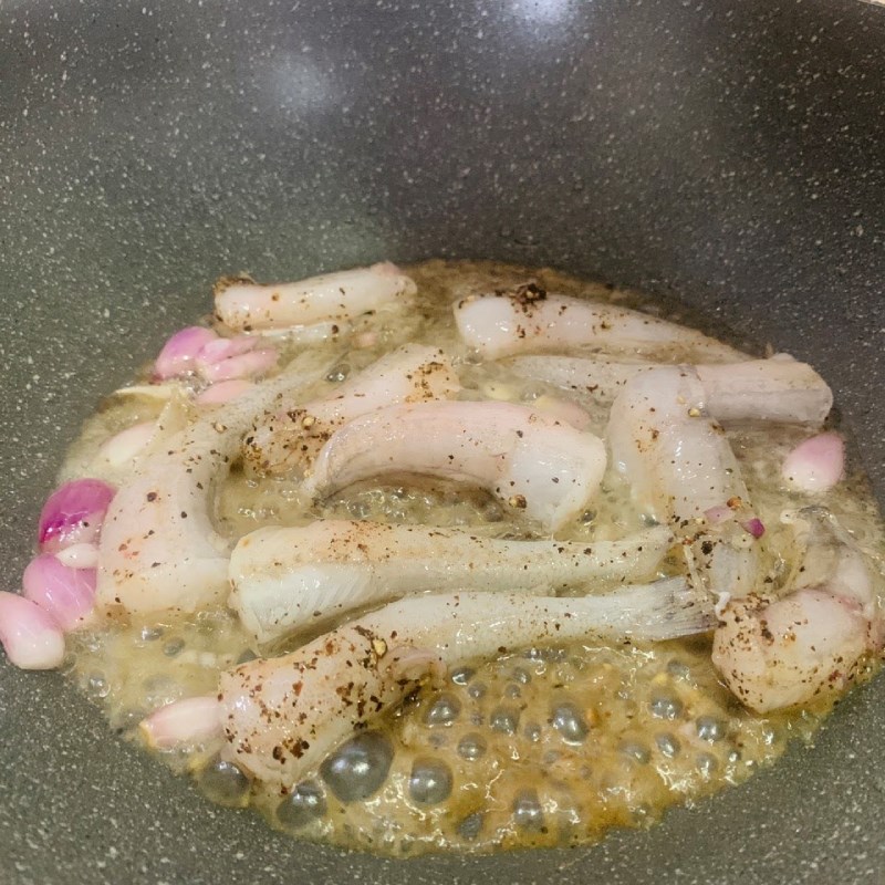 Step 3 Cooking sweet potato fish soup with chrysanthemum