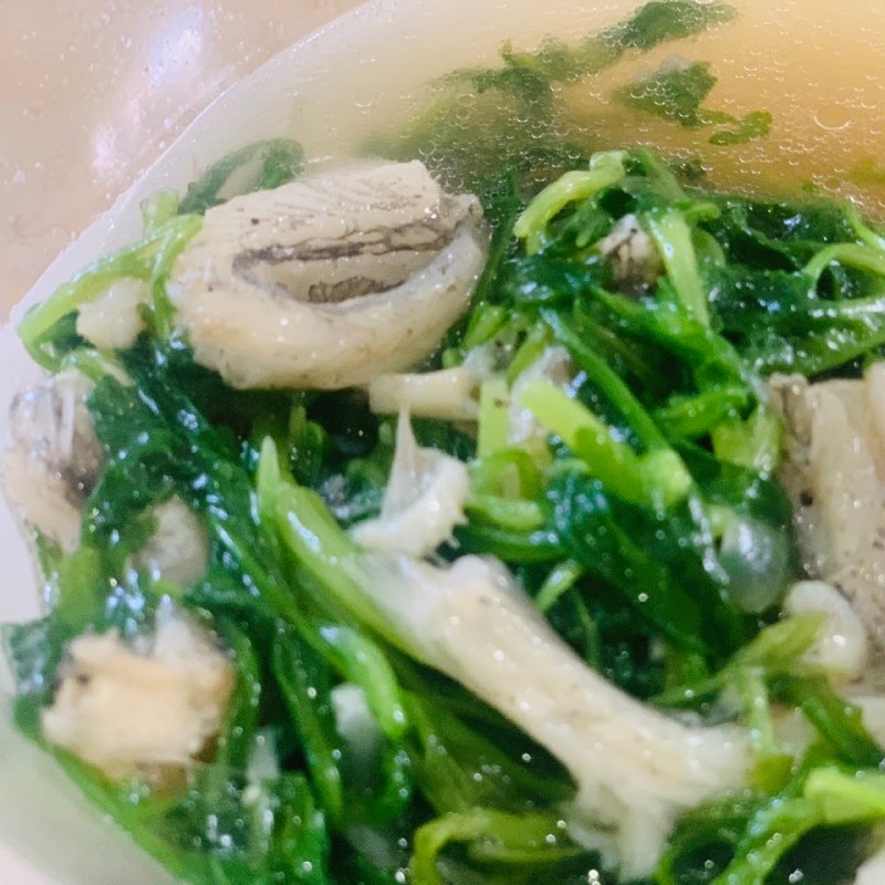 Step 3 Cooking sweet potato fish soup with chrysanthemum