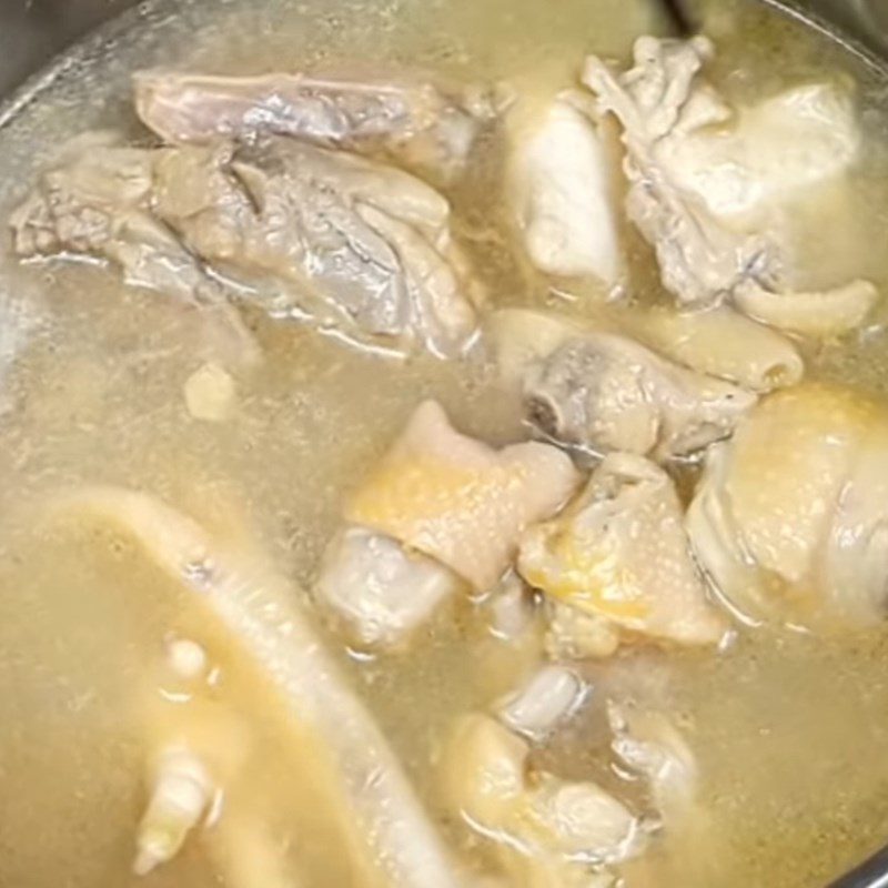 Step 3 Cooking chicken soup Sour chicken soup